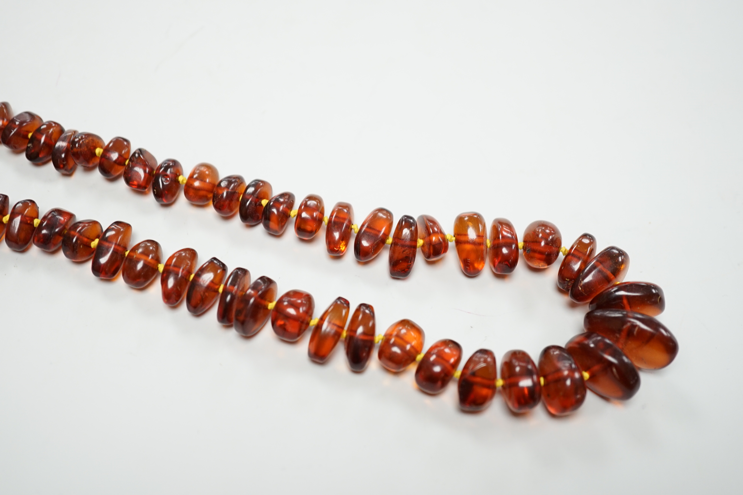 A single strand graduated amber bead necklace, 58cm.